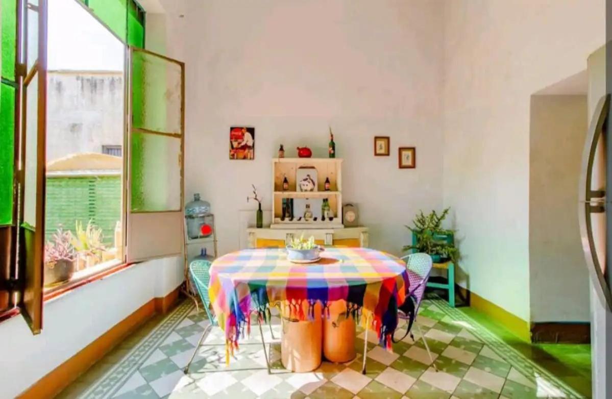 1 Guadalajara Corazon Del Centro Historico Hospedate En Una Casa Antigua En Una Habitacion Sencilla Con Areas Comunes Y Banos Compartidas المظهر الخارجي الصورة