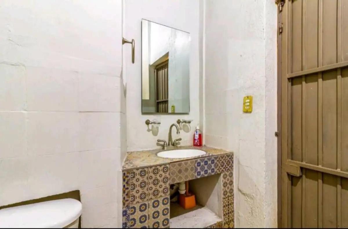 1 Guadalajara Corazon Del Centro Historico Hospedate En Una Casa Antigua En Una Habitacion Sencilla Con Areas Comunes Y Banos Compartidas المظهر الخارجي الصورة