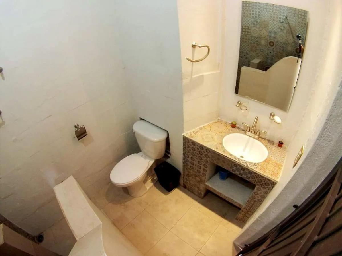 1 Guadalajara Corazon Del Centro Historico Hospedate En Una Casa Antigua En Una Habitacion Sencilla Con Areas Comunes Y Banos Compartidas المظهر الخارجي الصورة